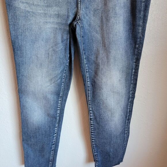 Judy Blue Shelly Relaxed Fit Jeans - Picture 4 of 10
